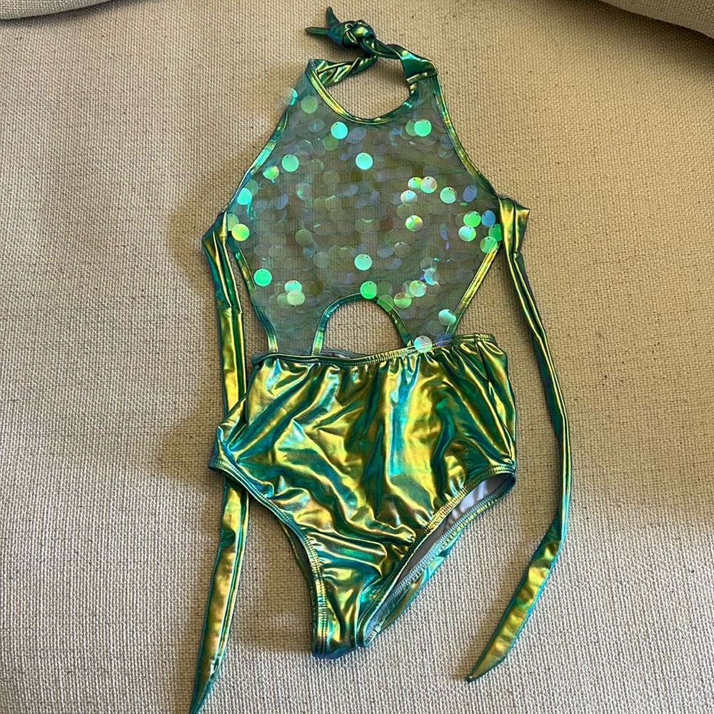 Iridescent mesh body from Roma